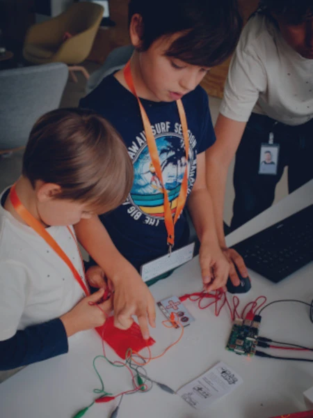 Foto von Kindern, die mit makey makey und raspberry pi arbeiten 